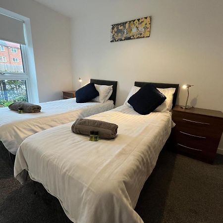 2 Double Beds Or 4 Singles, 2 Bathrooms, Free Parking, Smart Tv'S, Close To Gunwharf Quays, Beach & Historic Dockyard Portsmouth Esterno foto