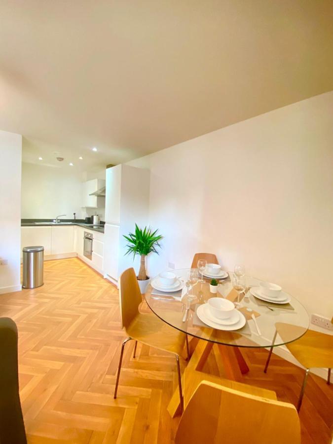 2 Double Beds Or 4 Singles, 2 Bathrooms, Free Parking, Smart Tv'S, Close To Gunwharf Quays, Beach & Historic Dockyard Portsmouth Esterno foto