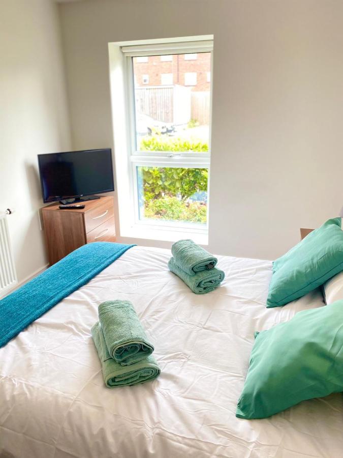 2 Double Beds Or 4 Singles, 2 Bathrooms, Free Parking, Smart Tv'S, Close To Gunwharf Quays, Beach & Historic Dockyard Portsmouth Esterno foto