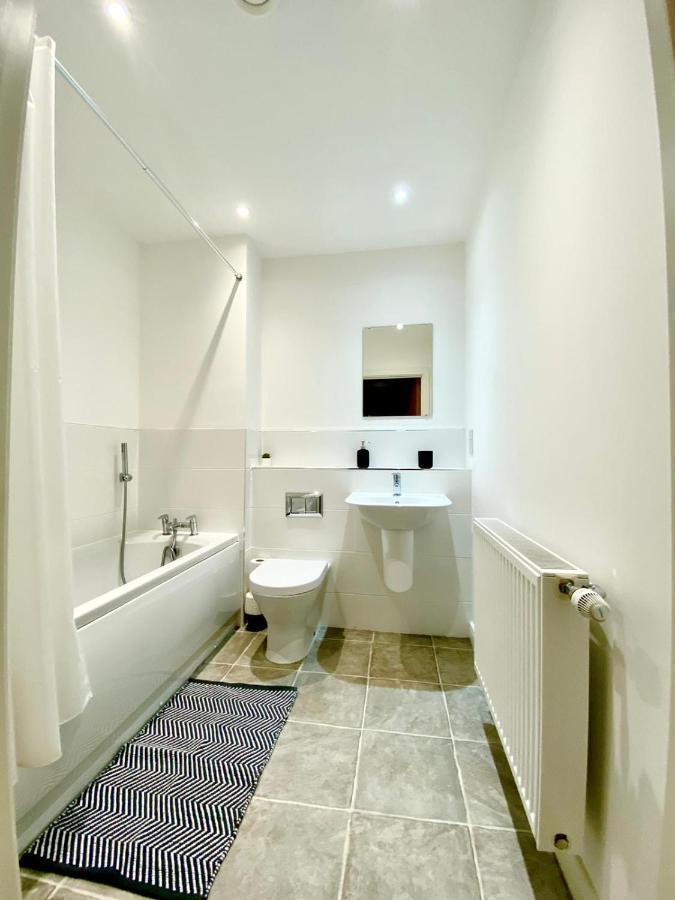 2 Double Beds Or 4 Singles, 2 Bathrooms, Free Parking, Smart Tv'S, Close To Gunwharf Quays, Beach & Historic Dockyard Portsmouth Esterno foto