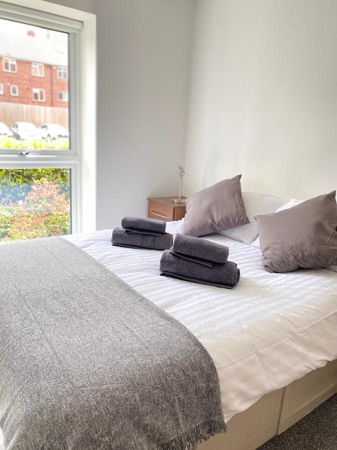 2 Double Beds Or 4 Singles, 2 Bathrooms, Free Parking, Smart Tv'S, Close To Gunwharf Quays, Beach & Historic Dockyard Portsmouth Esterno foto