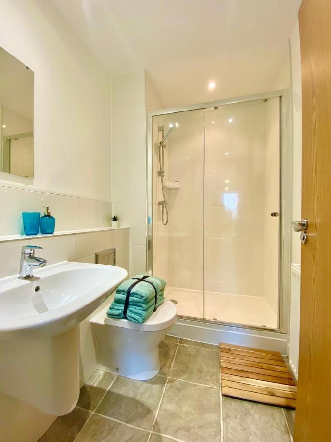 2 Double Beds Or 4 Singles, 2 Bathrooms, Free Parking, Smart Tv'S, Close To Gunwharf Quays, Beach & Historic Dockyard Portsmouth Esterno foto