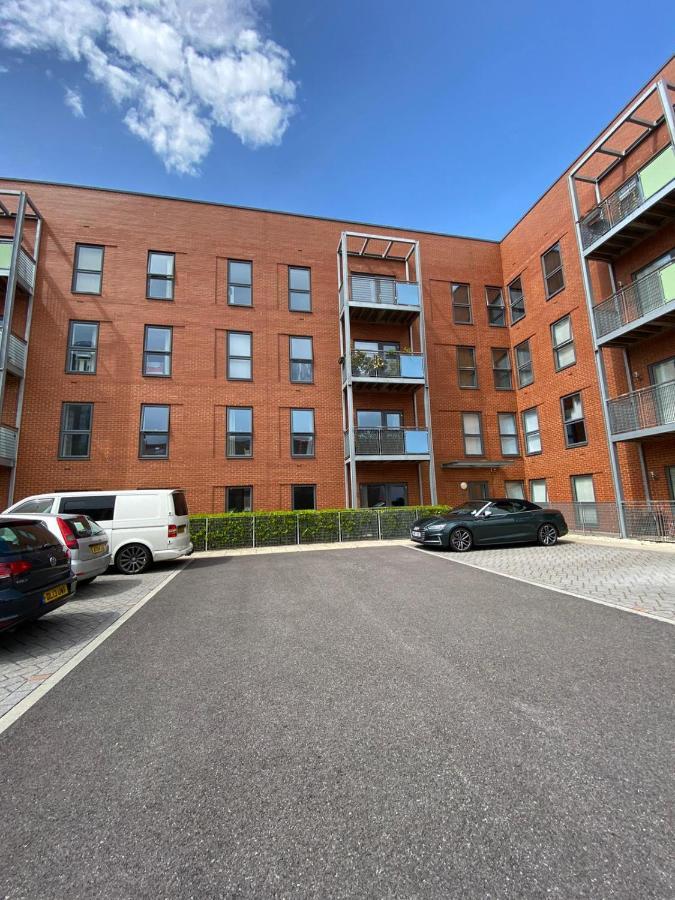 2 Double Beds Or 4 Singles, 2 Bathrooms, Free Parking, Smart Tv'S, Close To Gunwharf Quays, Beach & Historic Dockyard Portsmouth Esterno foto