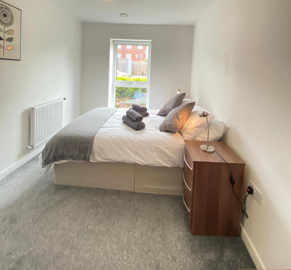2 Double Beds Or 4 Singles, 2 Bathrooms, Free Parking, Smart Tv'S, Close To Gunwharf Quays, Beach & Historic Dockyard Portsmouth Esterno foto