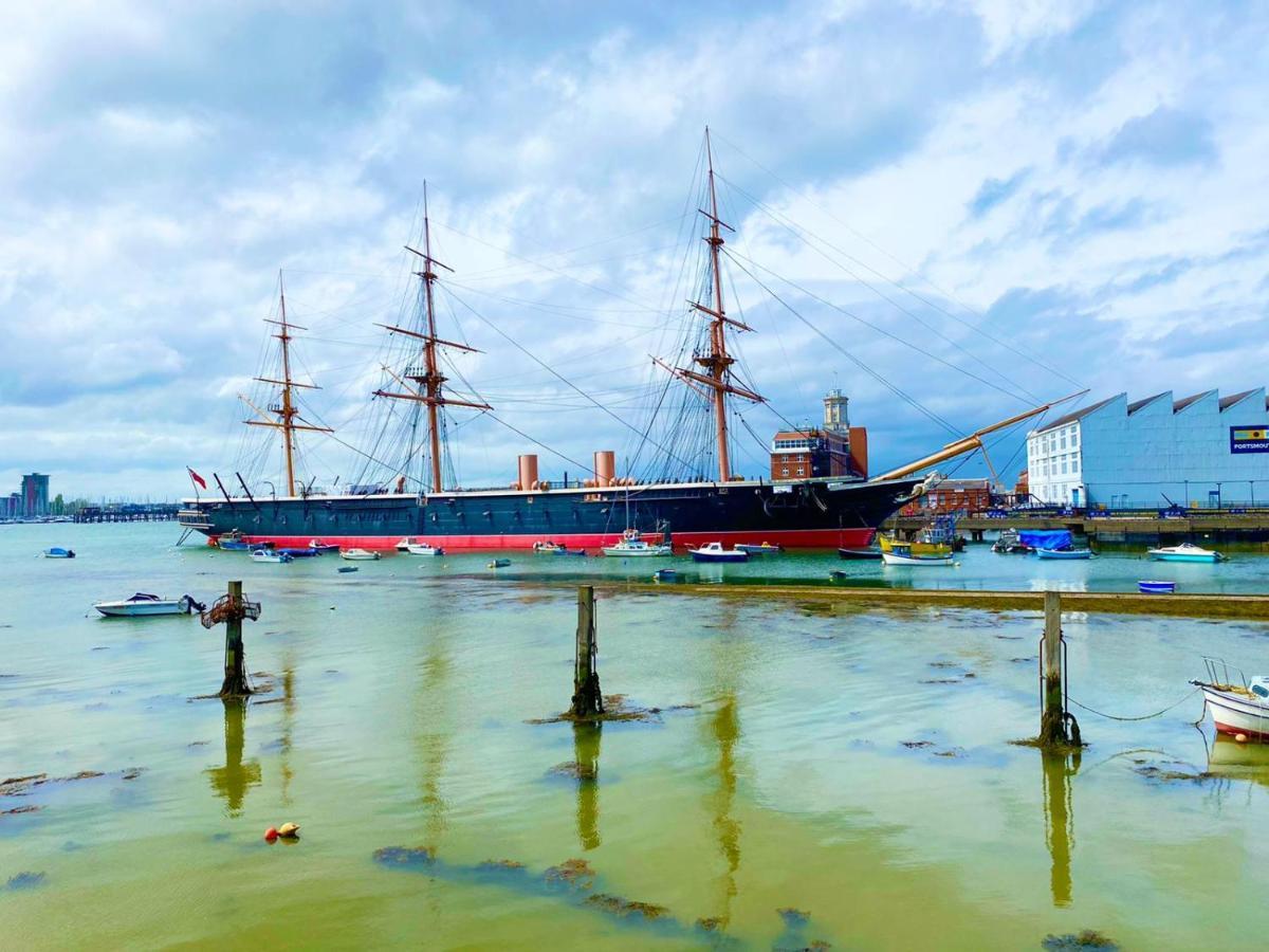 2 Double Beds Or 4 Singles, 2 Bathrooms, Free Parking, Smart Tv'S, Close To Gunwharf Quays, Beach & Historic Dockyard Portsmouth Esterno foto
