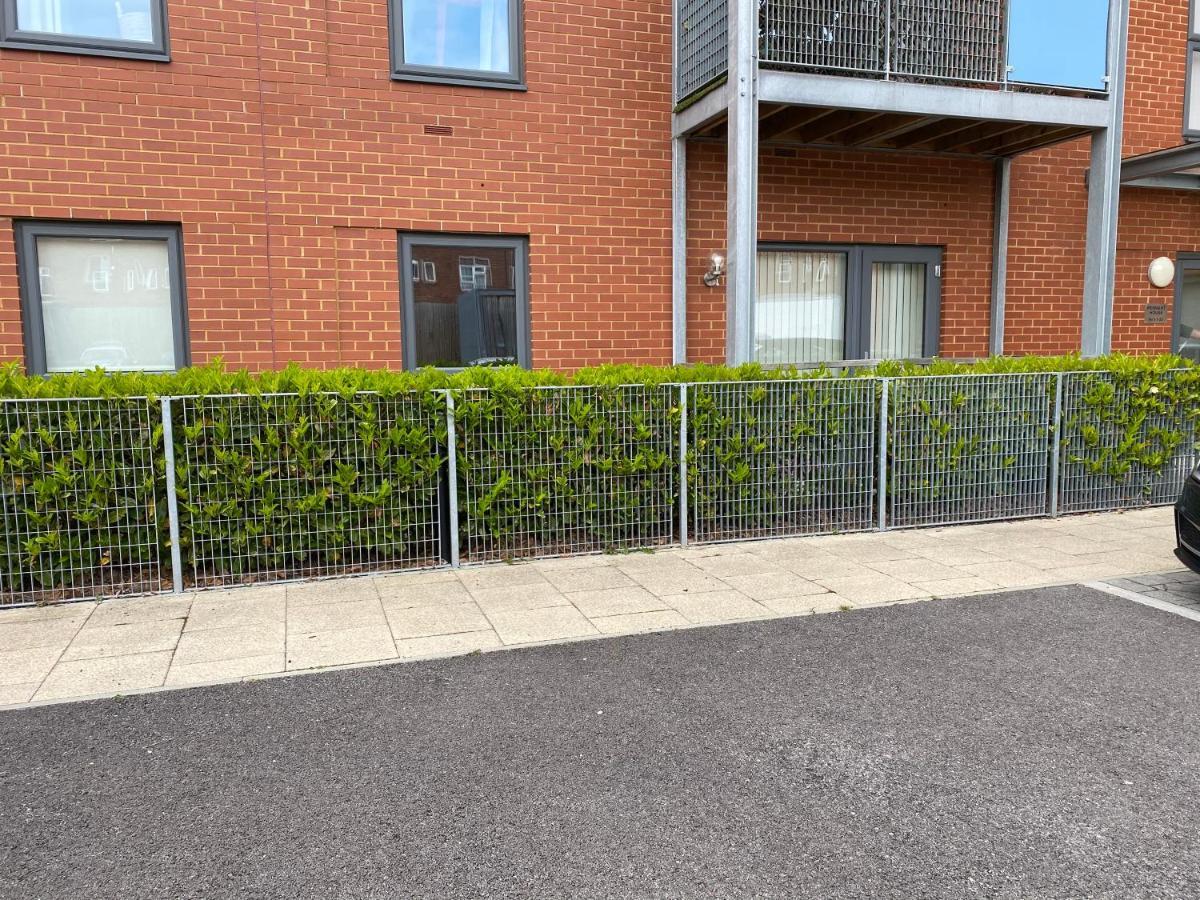 2 Double Beds Or 4 Singles, 2 Bathrooms, Free Parking, Smart Tv'S, Close To Gunwharf Quays, Beach & Historic Dockyard Portsmouth Esterno foto