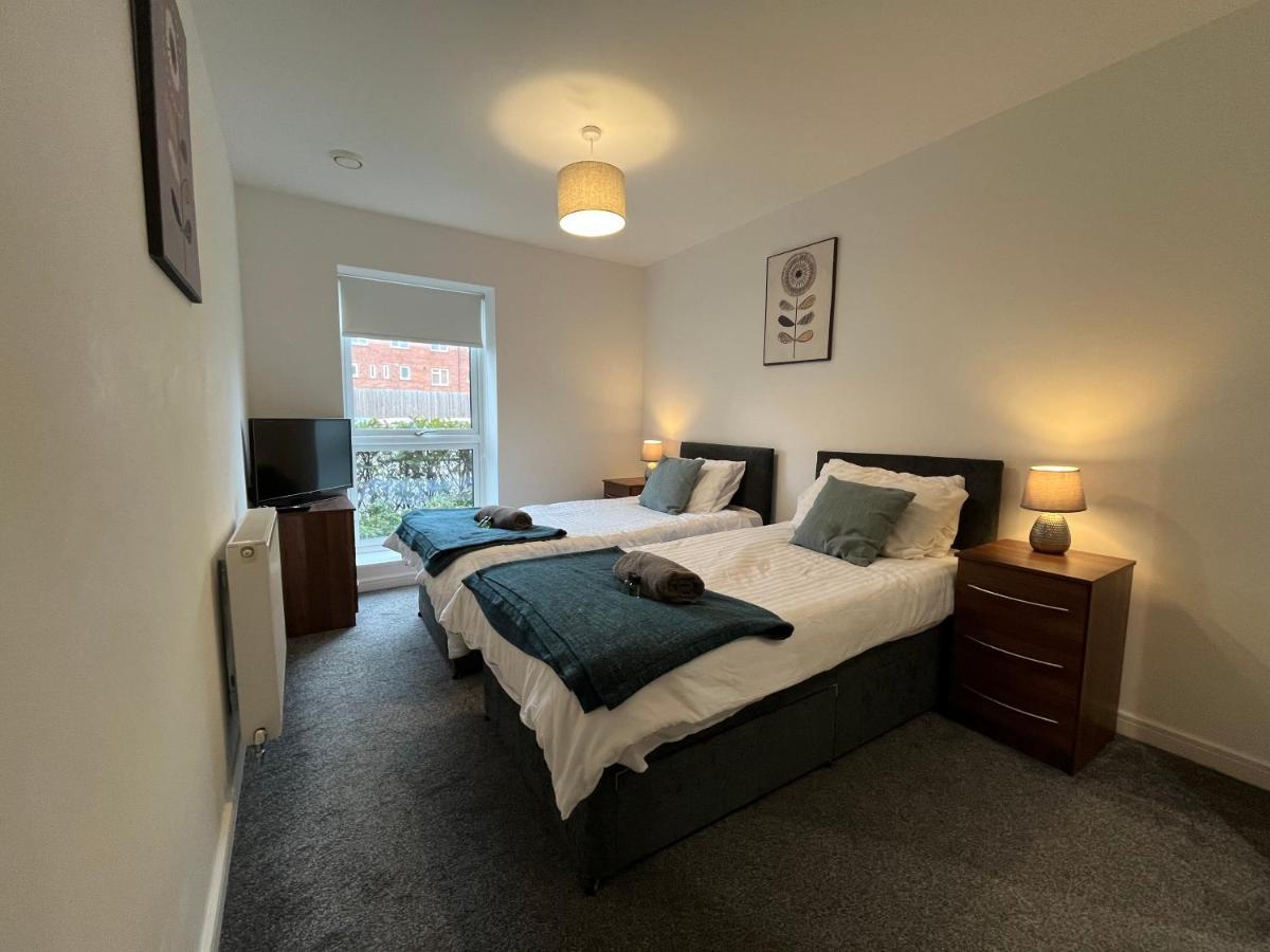 2 Double Beds Or 4 Singles, 2 Bathrooms, Free Parking, Smart Tv'S, Close To Gunwharf Quays, Beach & Historic Dockyard Portsmouth Esterno foto