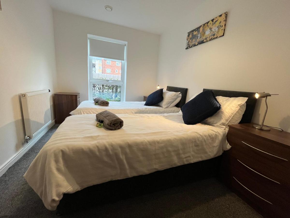 2 Double Beds Or 4 Singles, 2 Bathrooms, Free Parking, Smart Tv'S, Close To Gunwharf Quays, Beach & Historic Dockyard Portsmouth Esterno foto