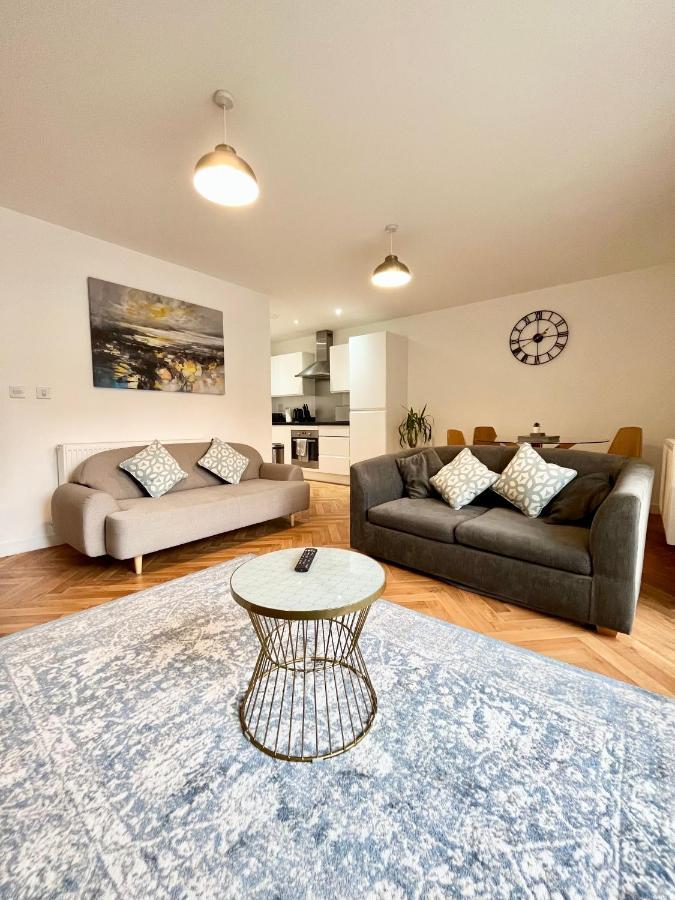 2 Double Beds Or 4 Singles, 2 Bathrooms, Free Parking, Smart Tv'S, Close To Gunwharf Quays, Beach & Historic Dockyard Portsmouth Esterno foto