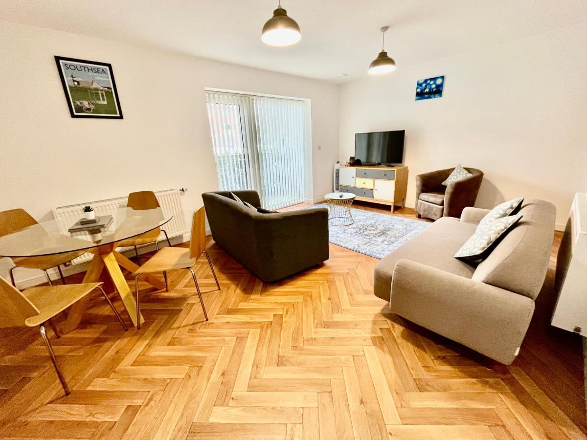 2 Double Beds Or 4 Singles, 2 Bathrooms, Free Parking, Smart Tv'S, Close To Gunwharf Quays, Beach & Historic Dockyard Portsmouth Esterno foto
