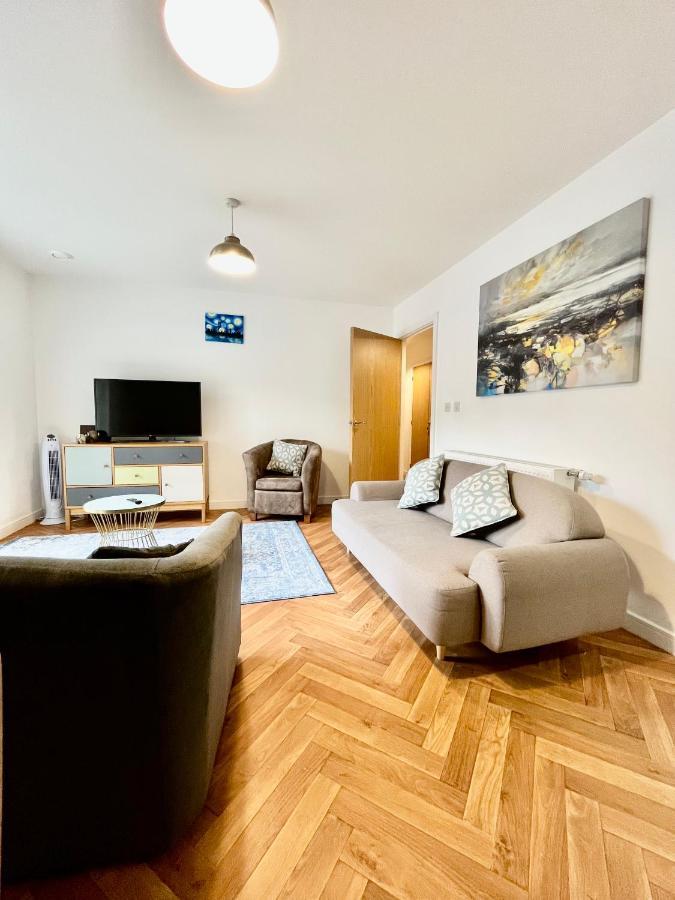 2 Double Beds Or 4 Singles, 2 Bathrooms, Free Parking, Smart Tv'S, Close To Gunwharf Quays, Beach & Historic Dockyard Portsmouth Esterno foto