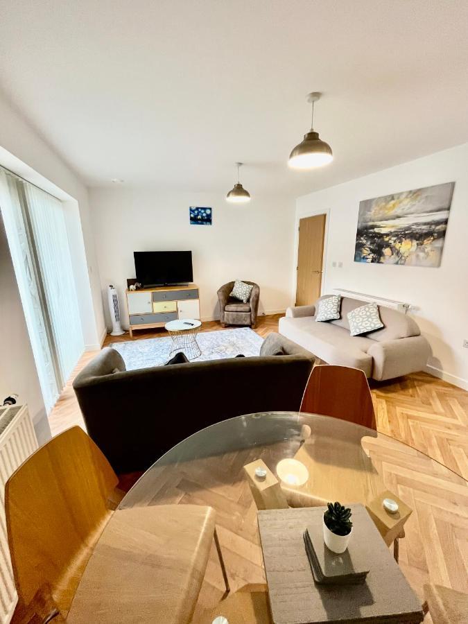 2 Double Beds Or 4 Singles, 2 Bathrooms, Free Parking, Smart Tv'S, Close To Gunwharf Quays, Beach & Historic Dockyard Portsmouth Esterno foto